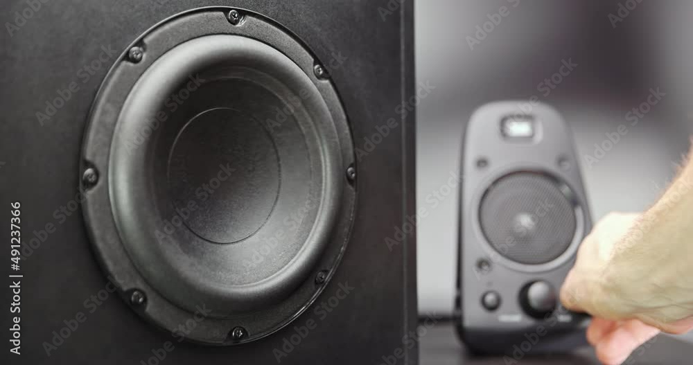 Turning on speakers with subwoofer starting up Turning on speakers with subwoofer starting up