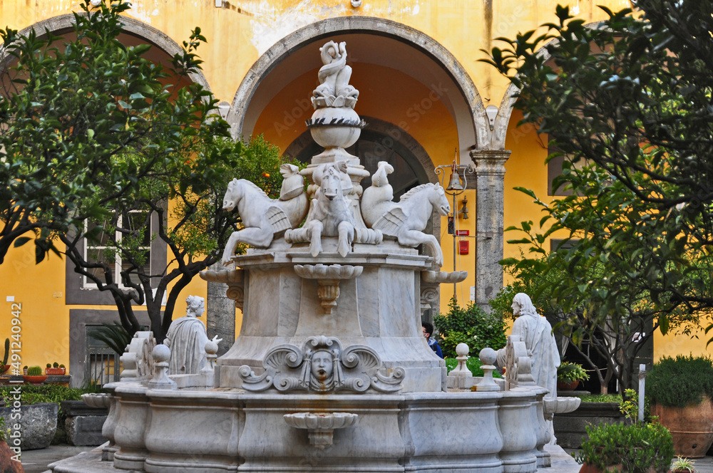 Napoli, Chiostro del Monastero di San Gregorio Armeno -  Fontana 'Cristo e la Samaritana'