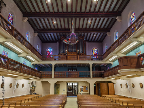 Interior e órgão da Igreja de Santa Maria em Anglet no País Basco francês photo