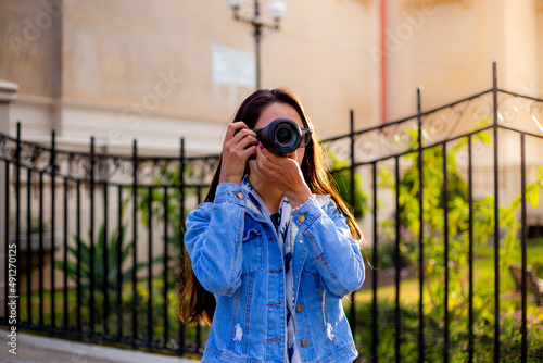 mujer usando una cámara fotográfica. Vacaciones y turismo. photo