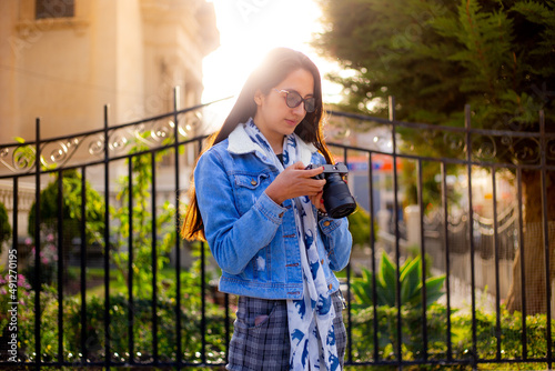 mujer usando una cámara fotográfica. Vacaciones y turismo. photo