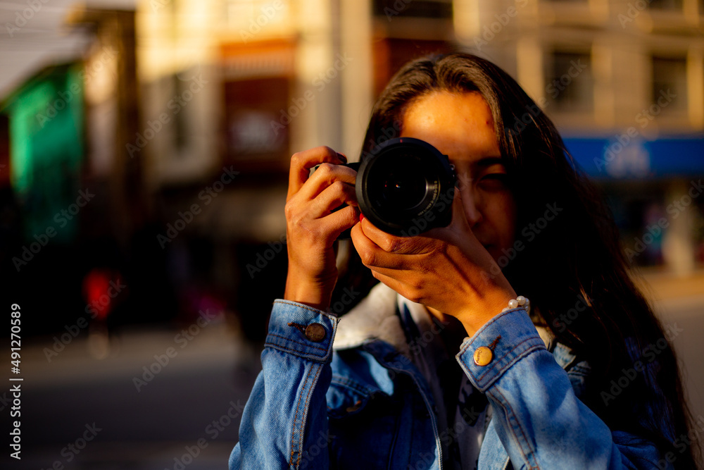mujer fotógrafa trabajando