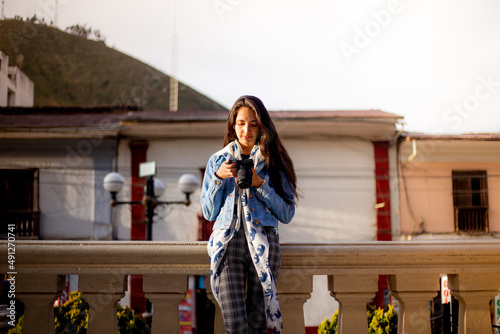 mujer turista usando su cámara fotográfica photo