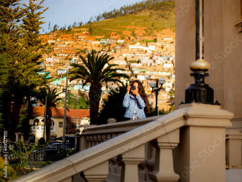 mujer turista usando su cámara fotográfica photo