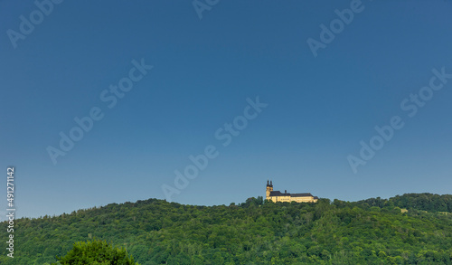 Kloster Banz bei Bad Staffelstein in Oberfranken, wald, grün, bäume, himmel, blau wolkenlos, niemand, freiraum