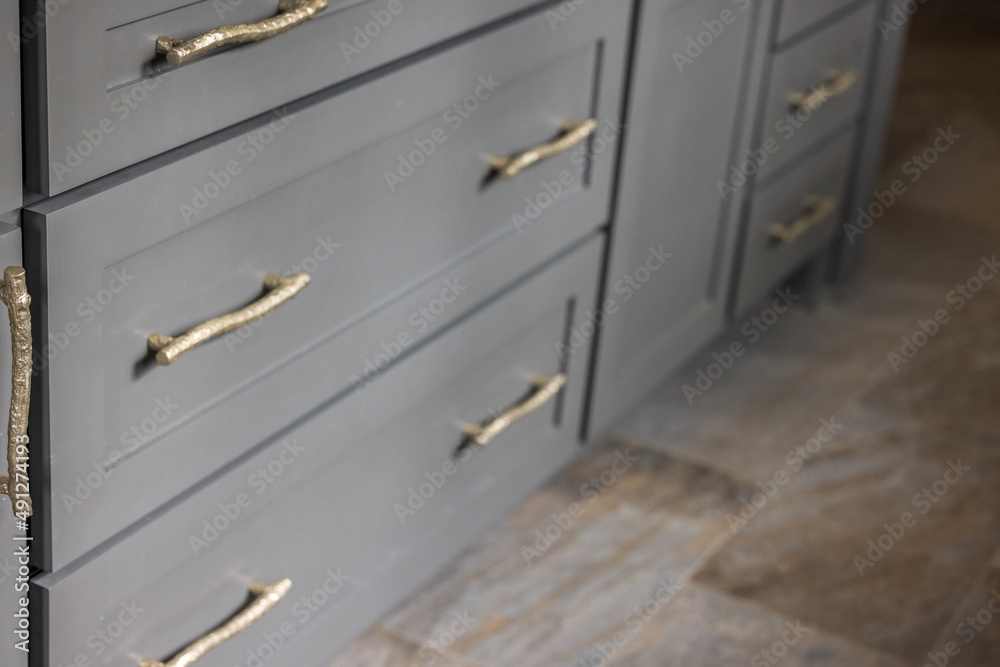 Gray kitchen cabinets with modern gold drawer pulls in a recently renovated  kitchen foto de Stock | Adobe Stock