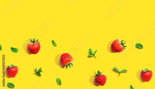 Fototapeta Naklejka Na Ścianę i Meble -  Fresh red strawberries with mints overhead view - flat lay