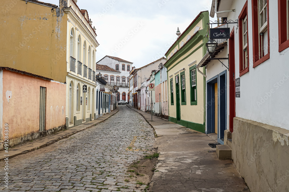 Rua com casas antigas no centro histórico de São João Del Rei/Minas Gerais/Brasil 