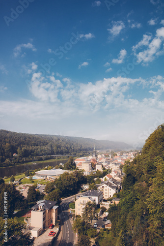 Blick auf die Elbe in Bad Schandau mit Nebel im Hintergrund. Wunderschöne Landschaft in der Sächsischen Schweiz und Bad Schandau mit den berühmten Schrammsteinen. Zwischen Felsen und Sandsteinen. © Jakob