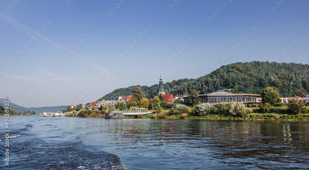 Kreuzfahrt mit Blick auf die Elbe Richtung Bad Schandau mit den berühmten Schrammsteinen. Aufgenommen in freier Natur zwischen Felsen und Sandsteinen. Kreuzfahrt mit Blick auf die Elbe Richtung Bad Schandau mit den berühmten Schrammsteinen. Aufgenommen in freier Natur zwischen Felsen und Sandsteinen.