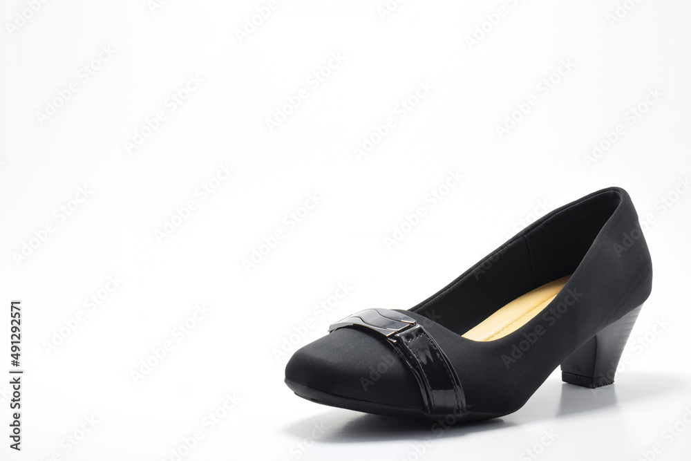 Zapato negro de tacón. Zapato de mujer formal o para fiesta asilado en un fondo blanco, espacio para texto al lado izquierdo. Zapato negro de tacón. Zapato de mujer formal o para fiesta asilado en un fondo blanco, espacio para texto al lado izquierdo.