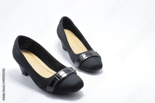 Zapatos negros de tacón. Zapatos de mujer formal o para fiesta asilado en un fondo blanco, espacio para texto al lado derecho, vista superior.