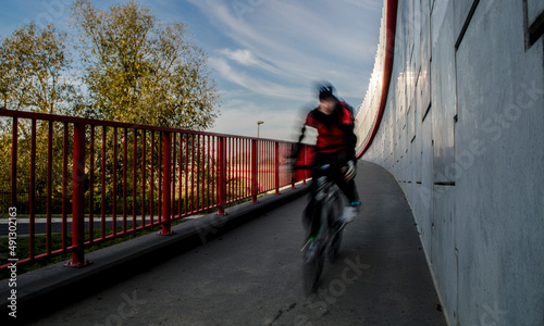 Miejska wycieczka rowerowa po ścieżce rowerowej w słoneczna jesienną pogodę