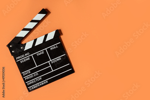 Fotografia clapperboard shooting video movies orange background copy space