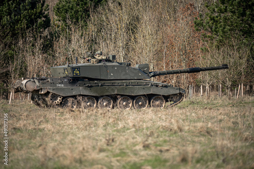 Canvastavla British army FV4034 Challenger 2 main battle tank with the commander and gunner
