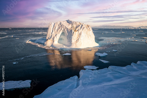 Enormes icebergs al atardecer desde punto de vista aéreo photo