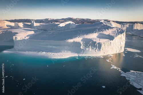 Enormes icebergs al atardecer desde punto de vista aéreo
