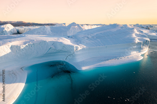 Enormes icebergs al atardecer desde punto de vista a  reo