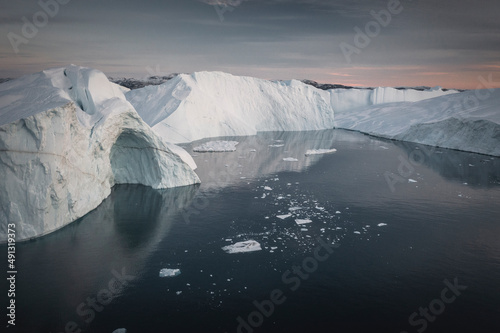 Enormes icebergs flotando en el mar desde punto de vista a  reo.