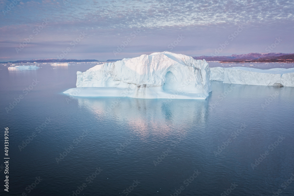 Enormes icebergs flotando en el mar desde punto de vista aéreo. Stock ...