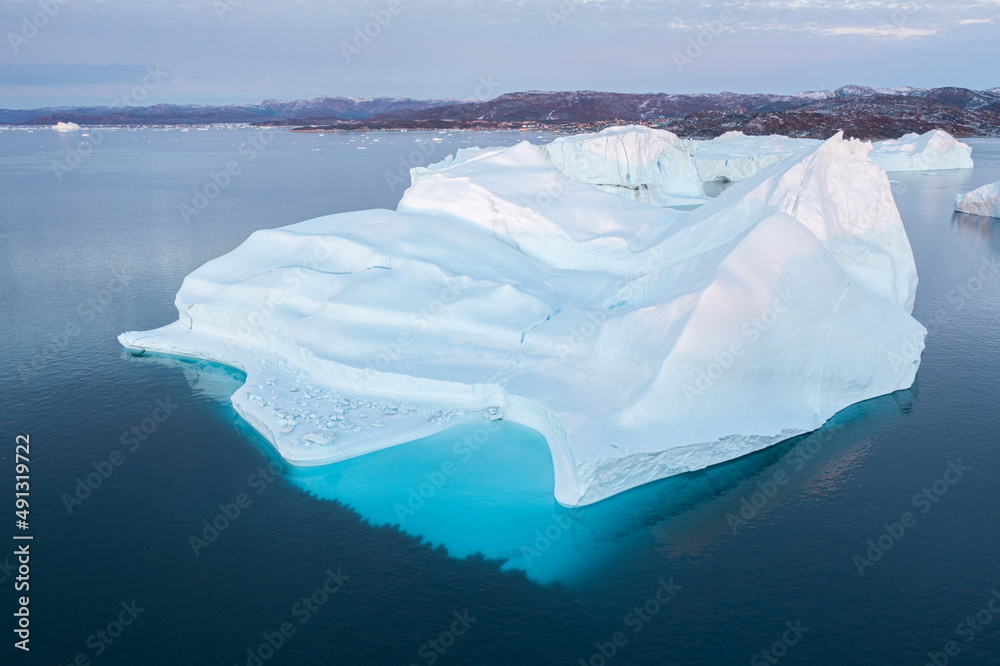 Enormes icebergs flotando en el mar desde punto de vista aéreo. Stock ...
