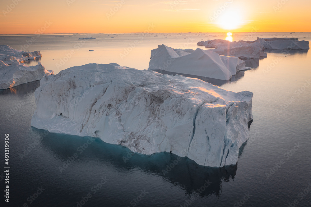 Enormes icebergs flotando en el mar desde punto de vista aéreo. Stock ...