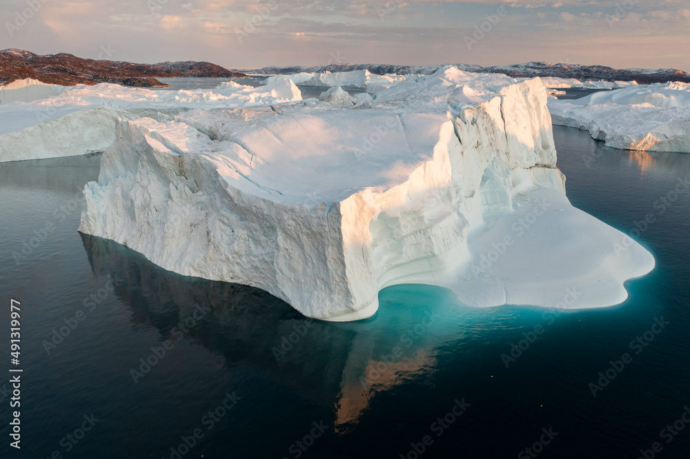 Foto de Enormes icebergs flotando en el mar desde punto de vista aéreo ...