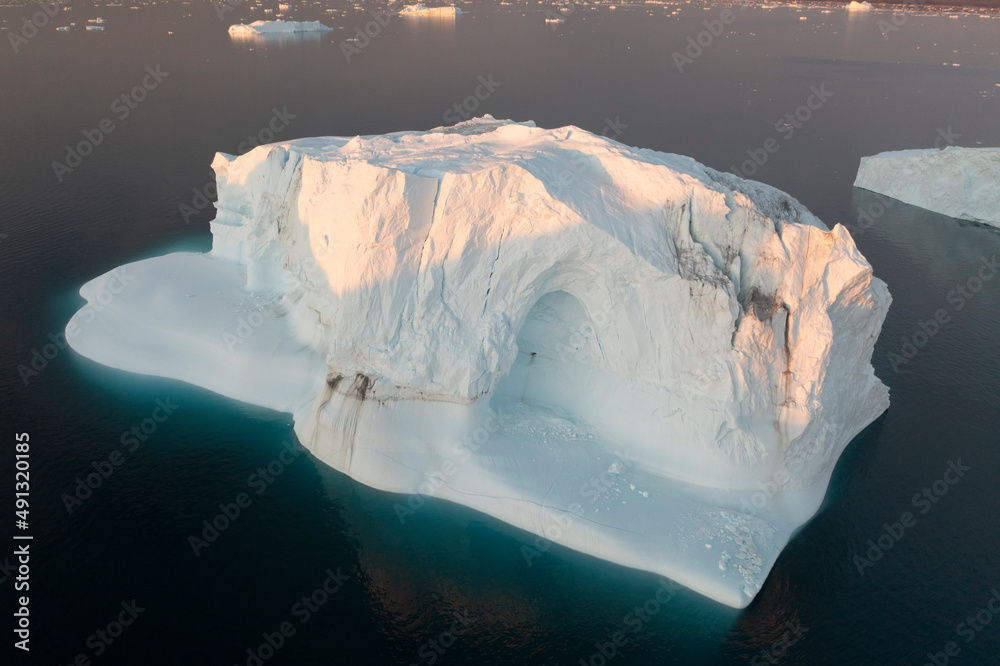 Enormes icebergs flotando en el mar desde punto de vista aéreo. Stock ...