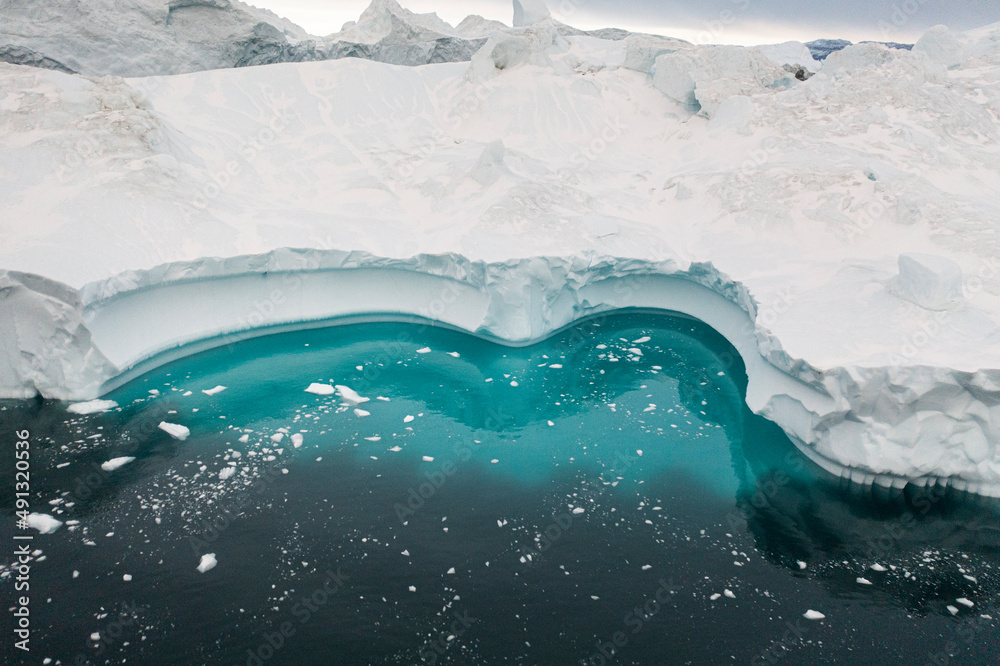 Enormes icebergs flotando en el mar desde punto de vista aéreo. Stock ...