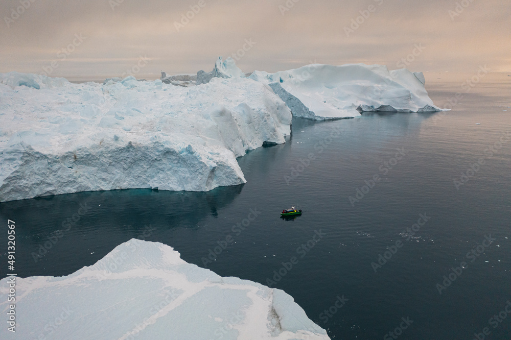 Enormes icebergs flotando en el mar desde punto de vista aéreo. Enormes icebergs flotando en el mar desde punto de vista aéreo.