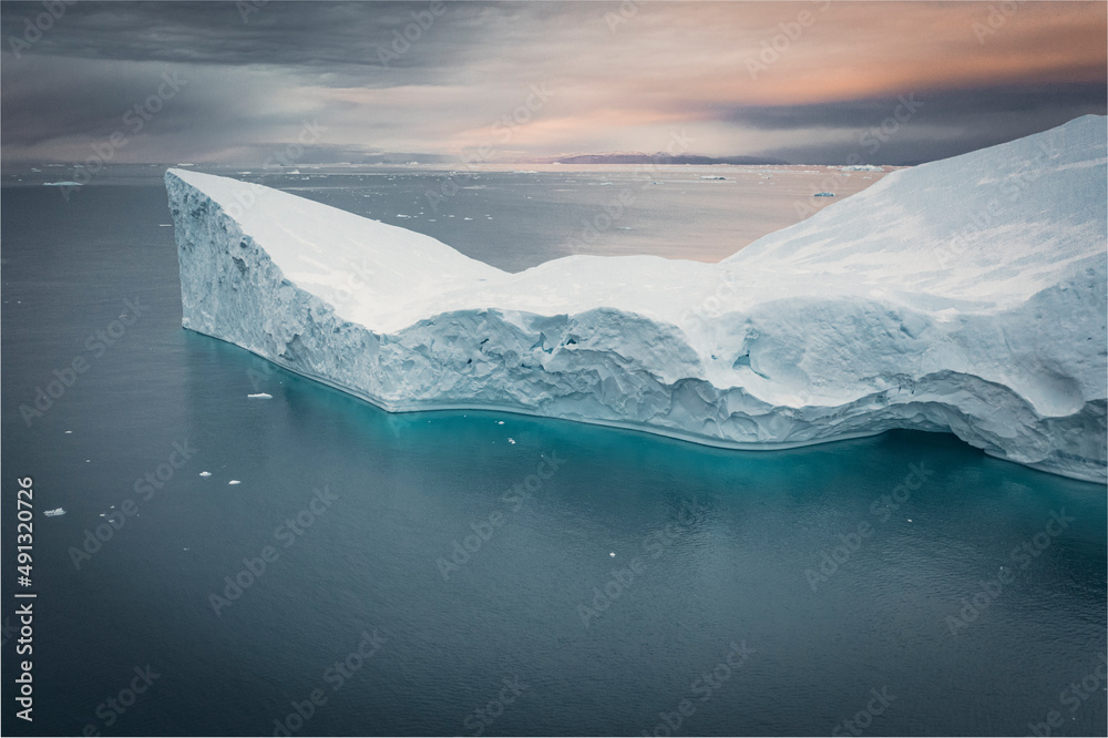 Enormes icebergs flotando en el mar desde punto de vista aéreo. Stock ...