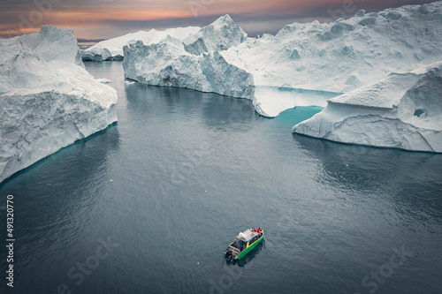 Enormes icebergs flotando en el mar desde punto de vista aéreo. photo