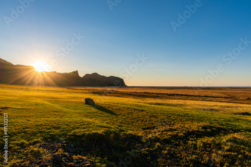 früh am Morgen beim Sonnenaufgang an den Ureinwohner Häuser von Island Drangurinn í Drangshlíð 2