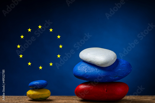 Des galets en équilibre aux couleurs de l'Ukraine et de la Russie avec les étoiles de l'Europe au dessus de l'Ukraine