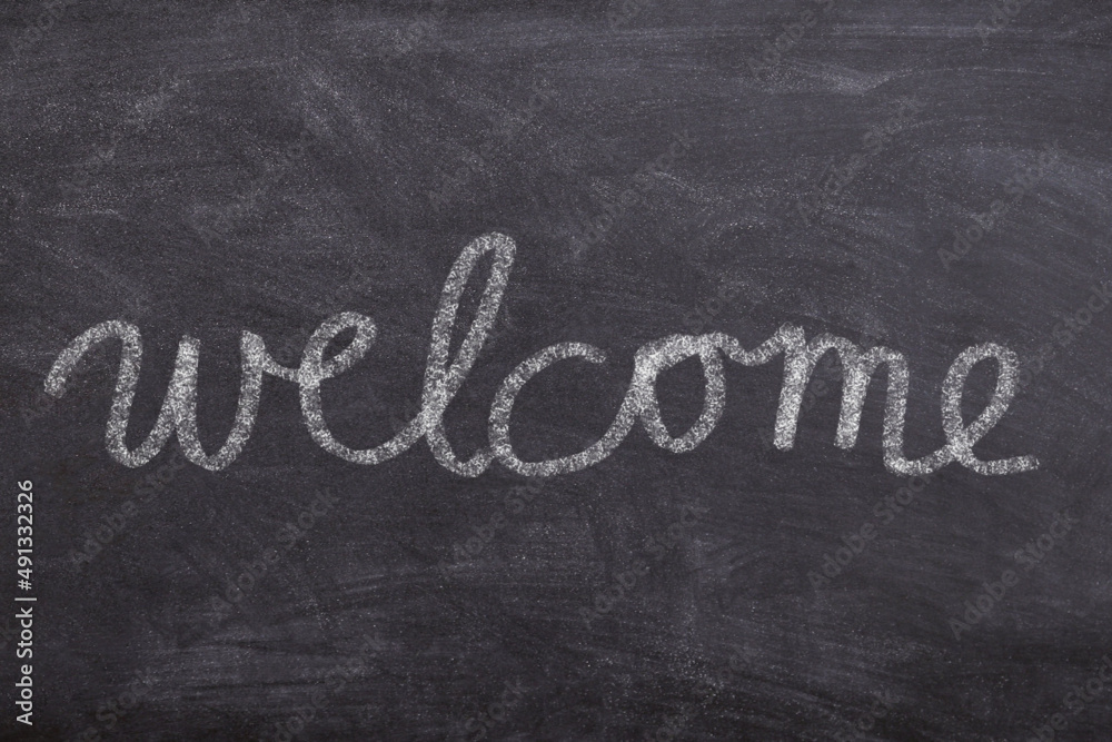 Obraz premium Handwritten chalk welcome sign on blackboard – restaurant and cafe decor