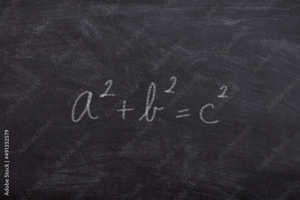 Obraz premium Pythagoras theorem on chalkboard math class geometry 