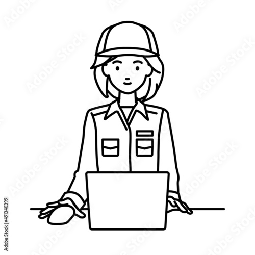 デスクで座ってPCを使っている作業員の女性