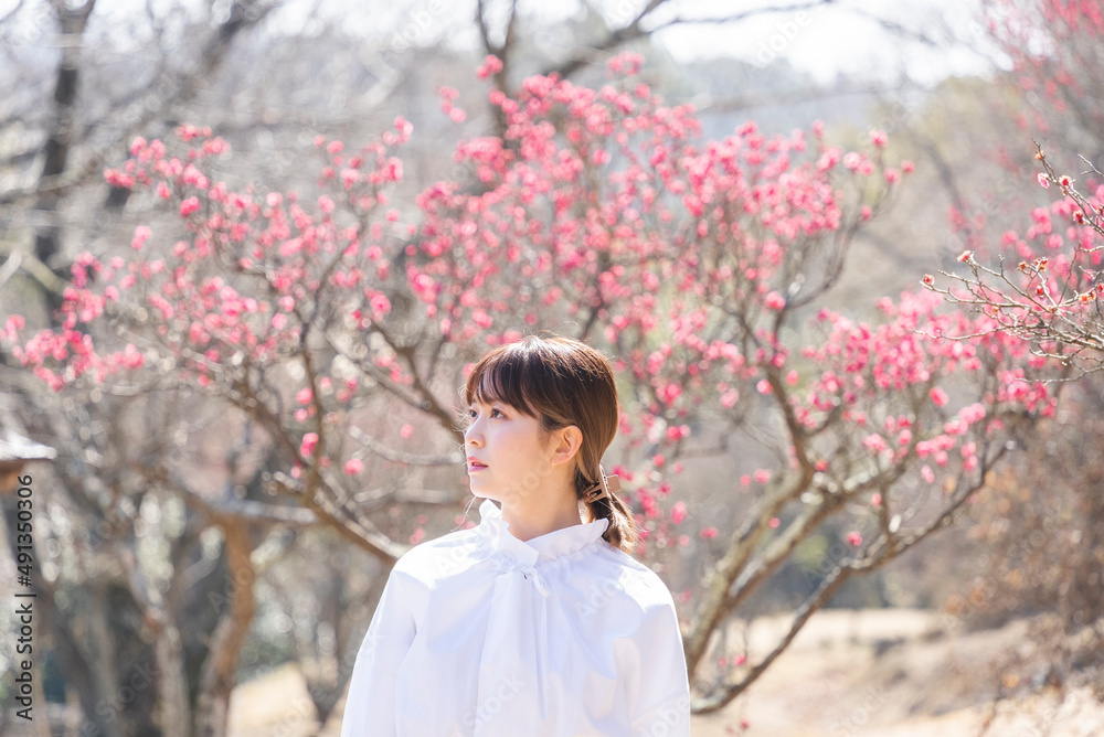 梅の花と女性 梅の花と女性
