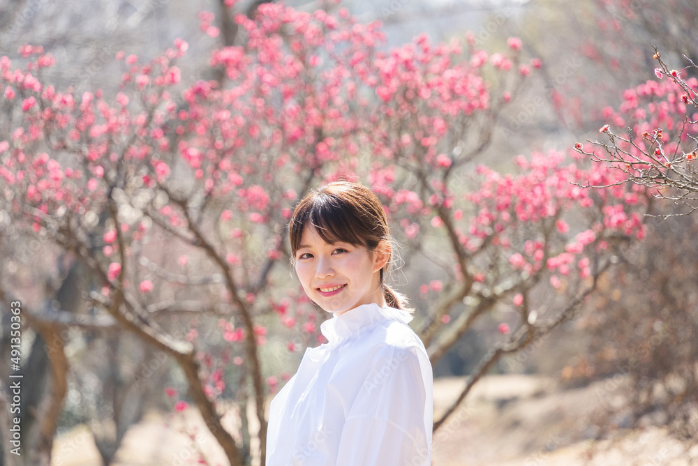 梅の花と女性