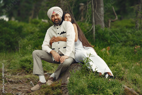Photo Portrait of Indian sikh man in turban with daughter