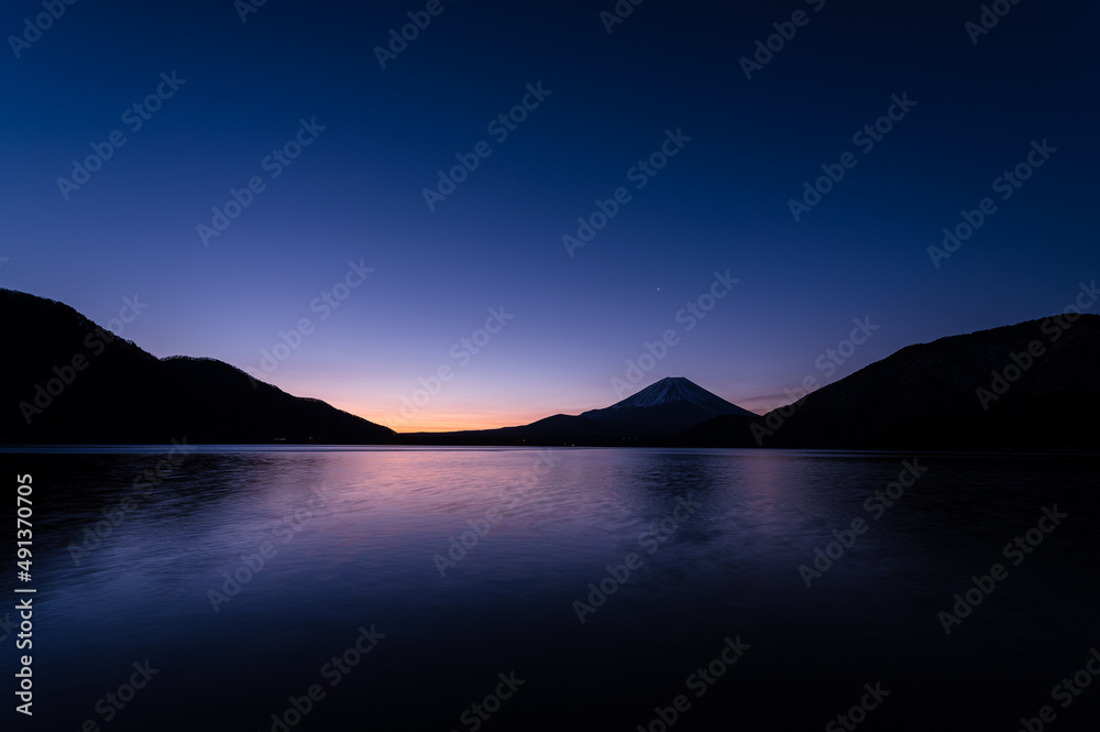 本栖湖で見る朝焼けの富士山