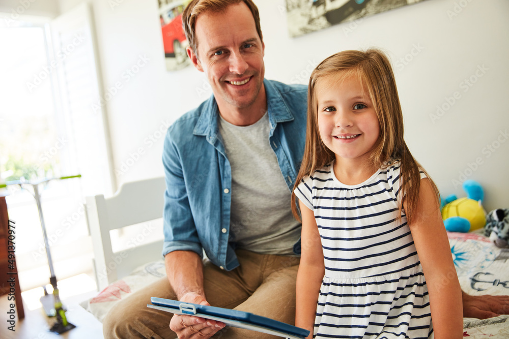 Obraz premium Sharing some time online with dad. Shot of a father and his young daughter sitting together in the living room at home using a digital tablet.