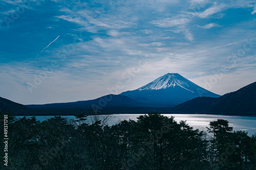 本栖湖と富士山と竜ヶ岳