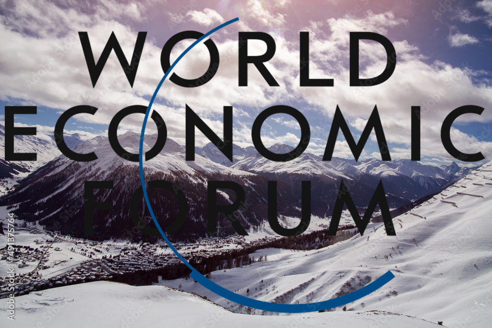 Logo vom WEF (World Economic Forum), im Hintergrund Davos von oben foto
