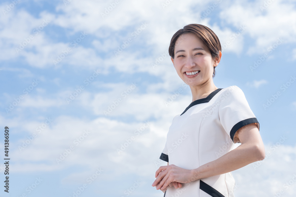 制服を着た女性 制服を着た女性
