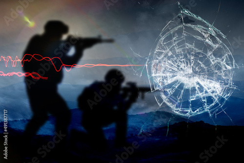 silhouette de soldat armés dans une ambiance de guerre © shocky