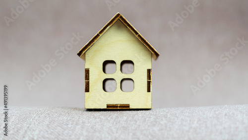 Tableau sur toile Put the wooden model of the house on the fabric