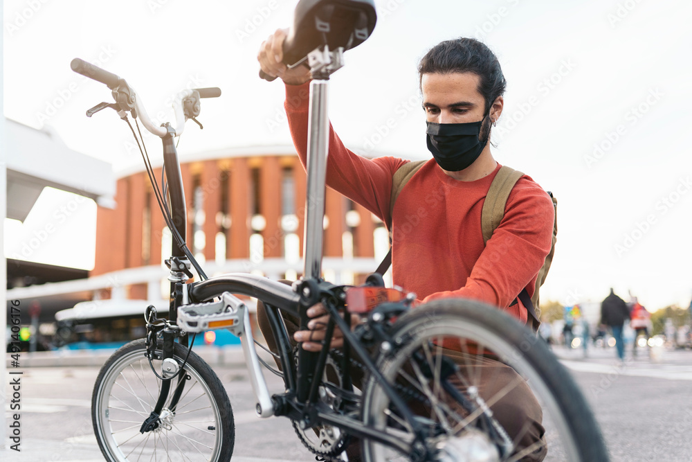 Obraz premium Young Man Using Folding Bicycle