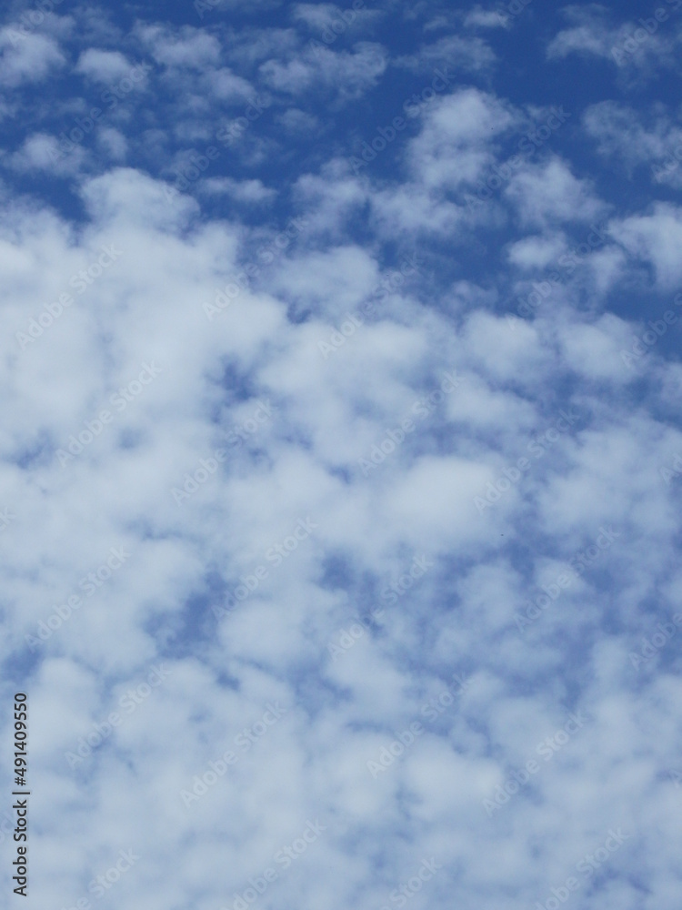 Obraz premium cloudy in blue sky background