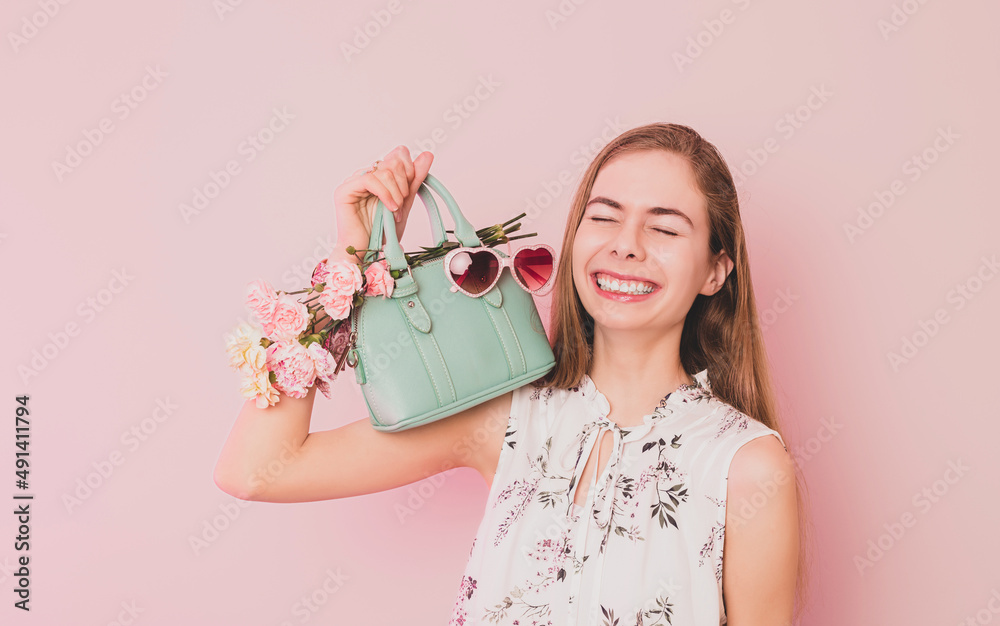 model holding handbag on elbow - Google Search | Ideias fashion, Bolsas de  mulheres, Estampas